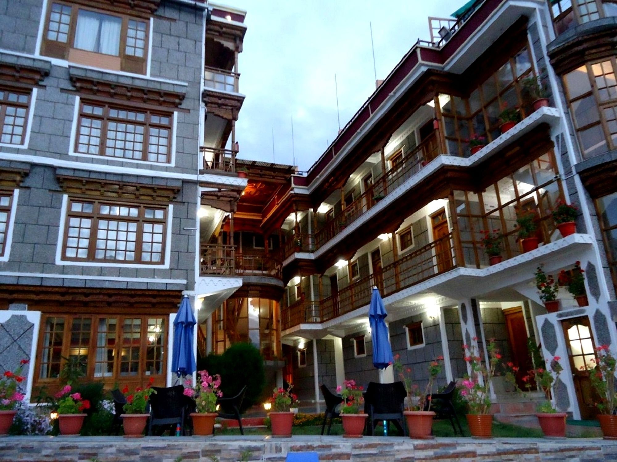 Hotel Royal Palace - Leh Exterior photo